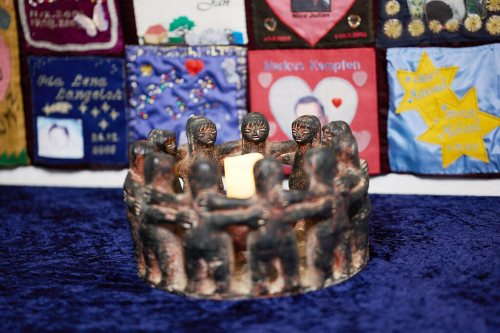 Kerzenhalter mit Menschen im Kreis